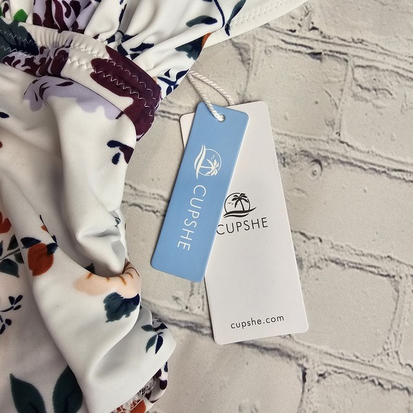 Cupshe Swimwear Size Small White One Piece Halter Plunge Flower Open Back Flawed - Picture 3 of 13